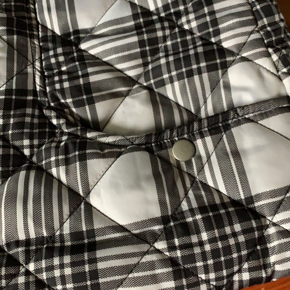 Size large puffy vest - Picture 4 of 4